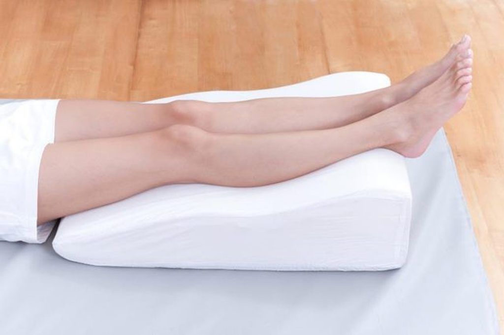 Kê cao chân khi ngủ tốt cho người bị giãn tĩnh mạch